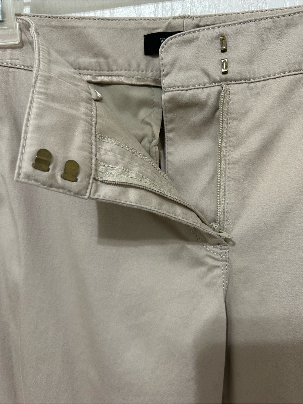 White House Black Market Tan Khaki Crop Pants. Size 8 - Picture 9 of 11